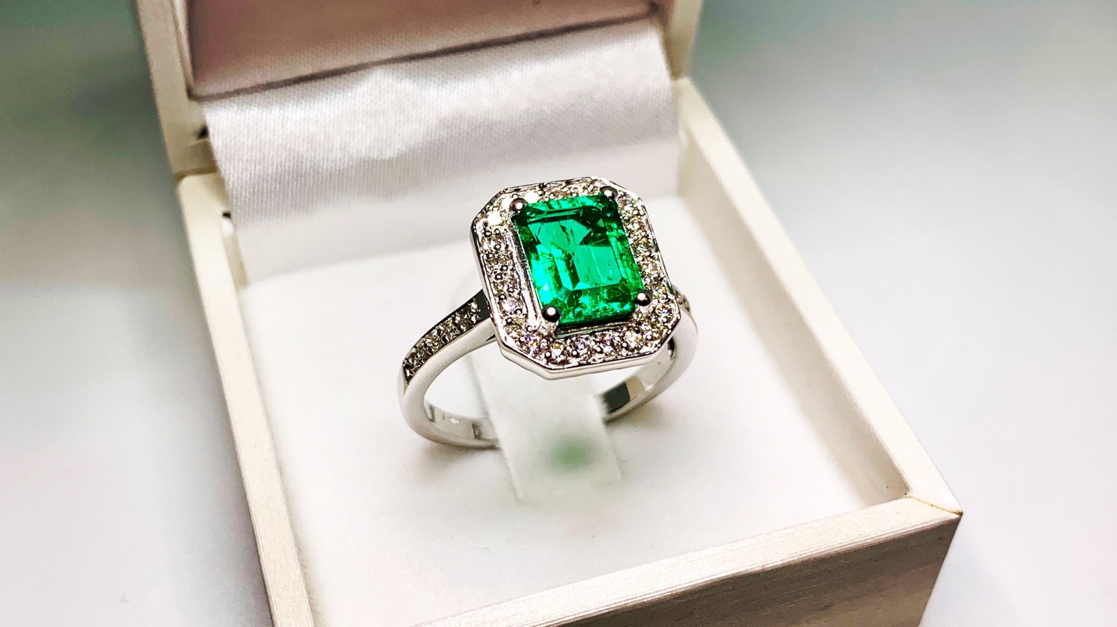 Σμαραγδι 7χιλ x 9χιλ.jpg